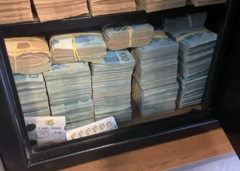 PF acha cofre com montanha de dinheiro e remédio para impotência