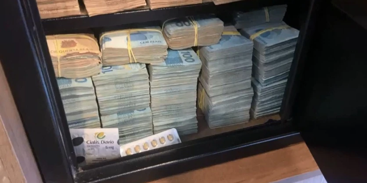 PF acha cofre com montanha de dinheiro e remédio para impotência