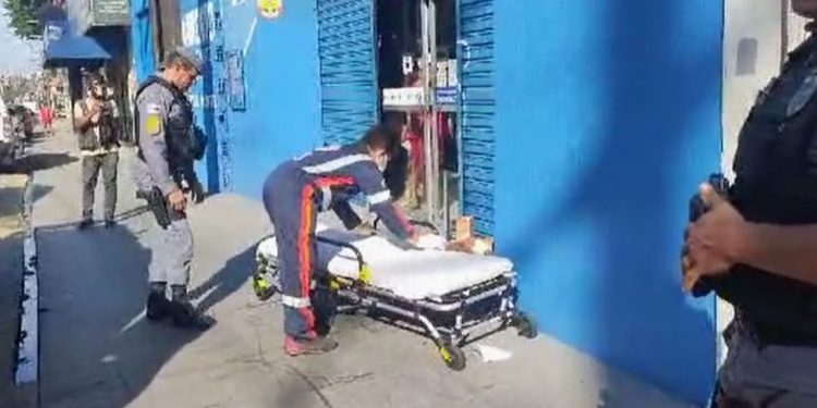 Um morador de rua, que não teve o nome divulgado, foi baleado nas mãos na manhã desta terça-feira (27), na Avenida Grande. Morador de