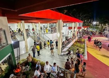 Artistas locais atraem público na Casa de praia Zezinho Corrêa, neste domingo