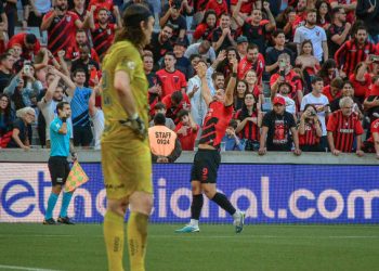 Corinthians joga mal e perde para Athletico-PR