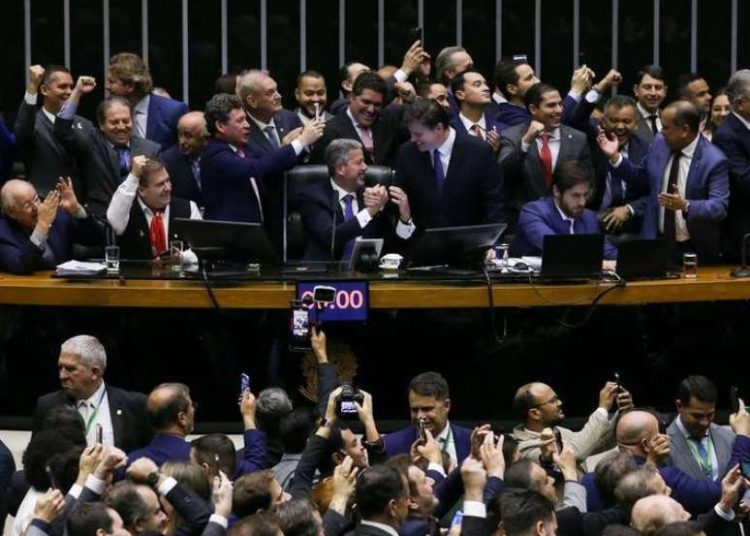 Isenção na Reforma Tributária beneficiará 40 instituições ligadas a pastores bolsonaristas, diz jornal