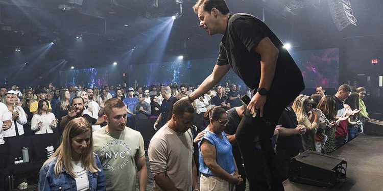 Como a igreja comandada por André Valadão promove a absurda “cura gay”