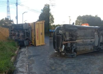 Carro e caçamba tombam durante acidente na avenida do Turismo