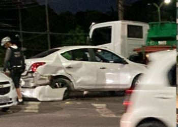 Motorista bêbado perde controle do carro e causa acidente na Ponta Negra