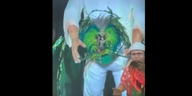 A rainha do Folclore do Boi Garantido, Edilene Tavares, levou um susto durante a sua apresentação na primeira noite do festival. Rainha do