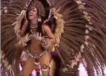 A cunhã-poranga do Boi Garantido, Isabelle Nogueira, perdeu o sutiã logo no início da apresentação e ficou com os seios à mostra. Vídeo: