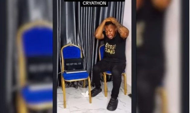 Na tentativa de quebrar um recorde que não existe, o influenciador nigeriano Tembu Ebere tentou passar o maior tempo possível. Homem fica