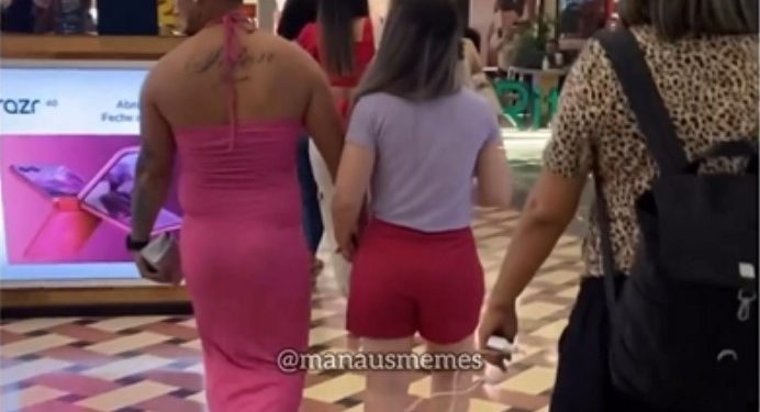 O filme da Barbie estreou na quinta-feira (20), em todo o Brasil. Em Manaus, um homem usou um vestido e uma chinela cor de rosa para. Vídeo: