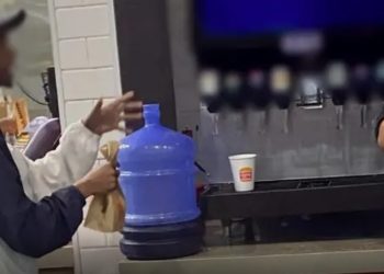 Um jovem viralizou nas redes sociais após tentar encher um galão d'água de 20 litros com refil de refrigerante oferecido pela rede de. Vídeo: