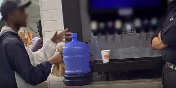 Um jovem viralizou nas redes sociais após tentar encher um galão d'água de 20 litros com refil de refrigerante oferecido pela rede de. Vídeo: