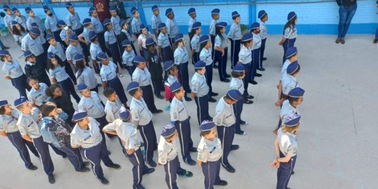 Em reação ao governo Lula, 19 estados decidem manter escolas cívico-militares