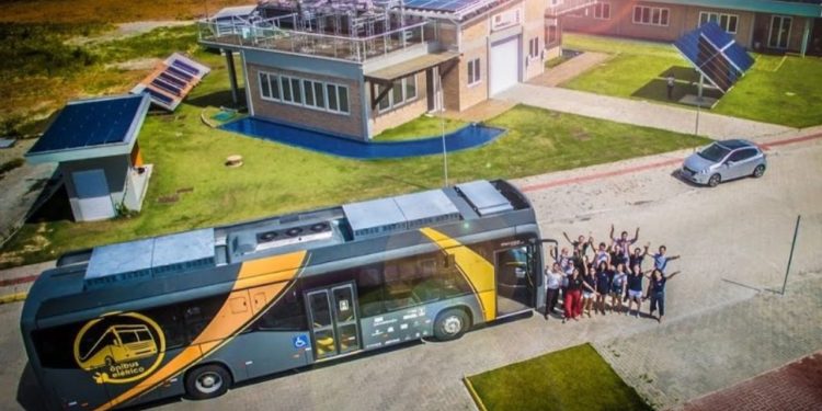 Brasileiros criam ônibus solar que já rodou mais de 100 mil quilômetros sem combustível