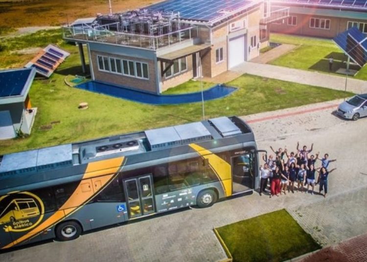 Brasileiros criam ônibus solar que já rodou mais de 100 mil quilômetros sem combustível