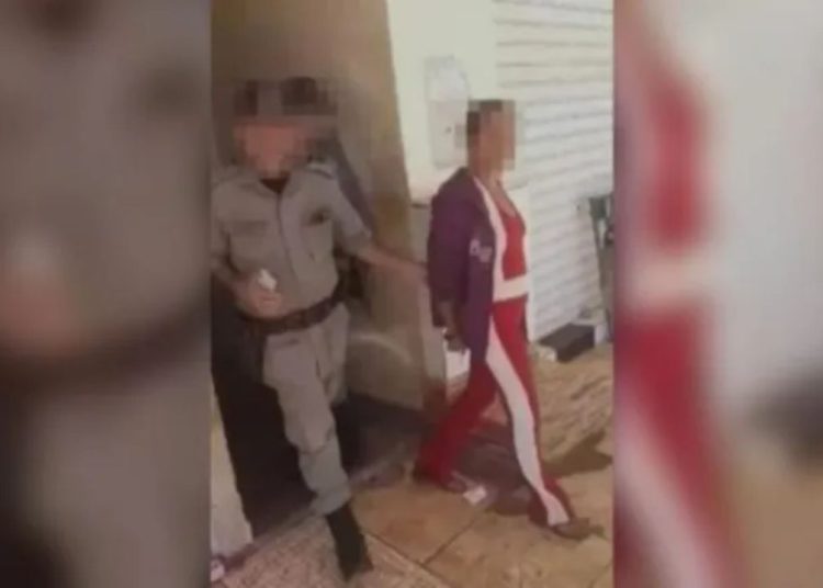Esposa corta o 'ovo' marido após ver mensagens picantes da ex