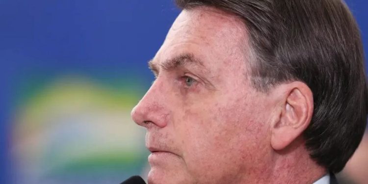 Bolsonaro alega que precisa sustentar sua família e oferece apartamento para desbloquear conta