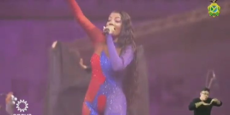 Ludmilla viraliza ao cantar proibidão em Parintins: "chupaaa xox*ta"