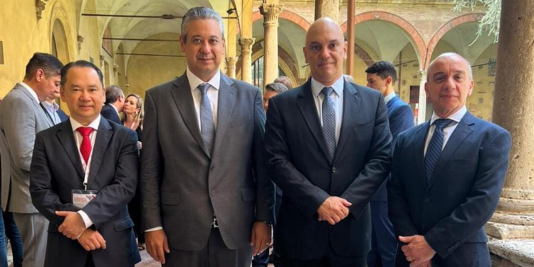 Presidente do TCE-AM palestra em Fórum Internacional de Direito, na Itália, e estreita parcerias