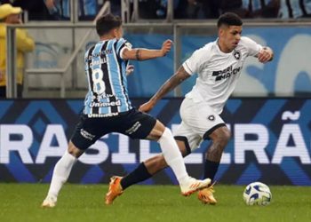Botafogo vence Grêmio na Arena e abre dez pontos na liderança