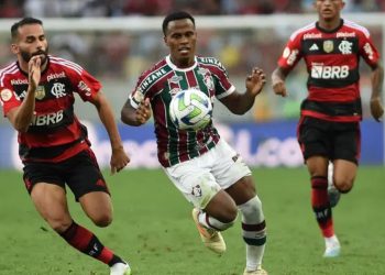 Em jogo polêmico, Fluminense e Flamengo ficam no empate