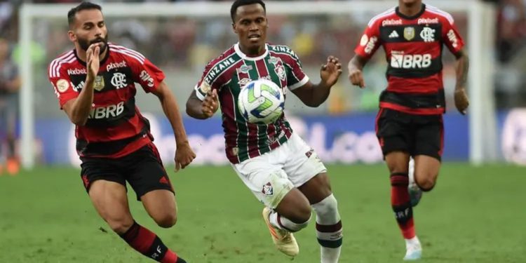 Em jogo polêmico, Fluminense e Flamengo ficam no empate