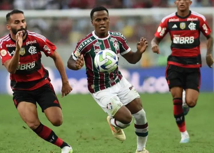 Em jogo polêmico, Fluminense e Flamengo ficam no empate