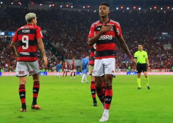 Flamengo vira contra Athletico em casa e larga na frente na Copa do Brasil