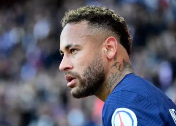 O craque Neymar foi oferecido ao Barcelona por seus agentes, que analisaram a possibilidade, no entanto, o Barça rejeitou a oferta.