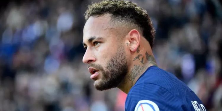 O craque Neymar foi oferecido ao Barcelona por seus agentes, que analisaram a possibilidade, no entanto, o Barça rejeitou a oferta.