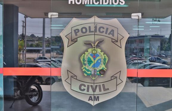 Corpo com as mãos acorrentadas é encontrado em igarapé de Manaus