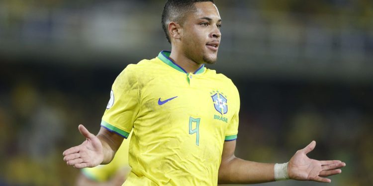 Barcelona anuncia contratação do jogador Vitor Roque