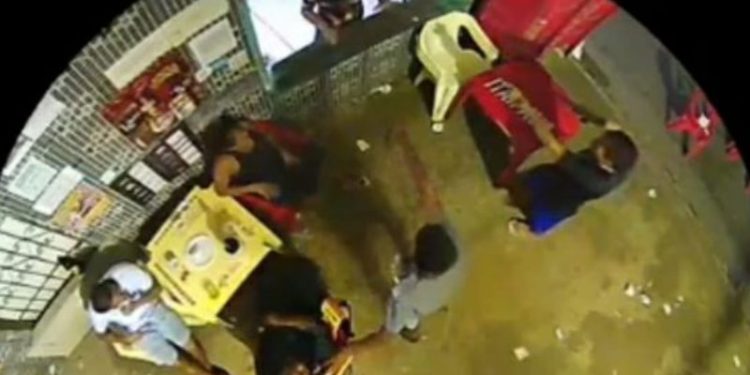 Um cliente identificado por Edicharles Rosendo Saldanha, 37, foi morto a tiros após reagir a uma tentativa de assalto dentro do, Vídeo: