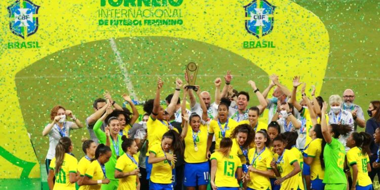 Governo do Amazonas altera horário de expediente em dias de jogos do Brasil na Copa do Mundo