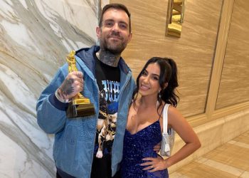 Youtuber presenteia esposa com carro de luxo após sexo com outro homem
