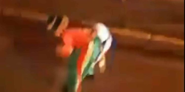 VÍDEO: Patati e Patatá saem no soco durante apresentação