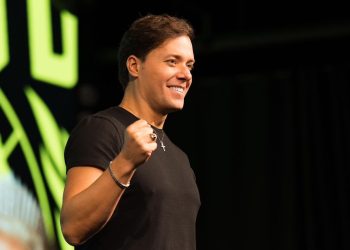 VÍDEO: André Valadão é acusado de incitar fiéis a ‘irem pra cima’ de pessoas LGBTQIAPN+