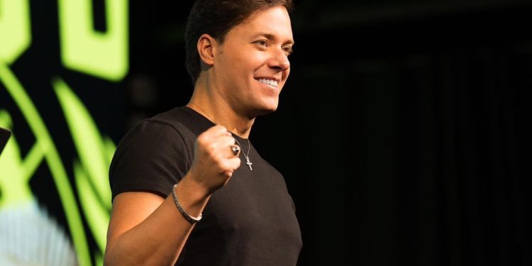 VÍDEO: André Valadão é acusado de incitar fiéis a ‘irem pra cima’ de pessoas LGBTQIAPN+