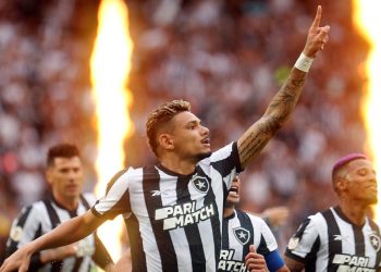 Com recorde de público na temporada, Fogão dá show e garante primeiro turno na liderança do Brasileirão