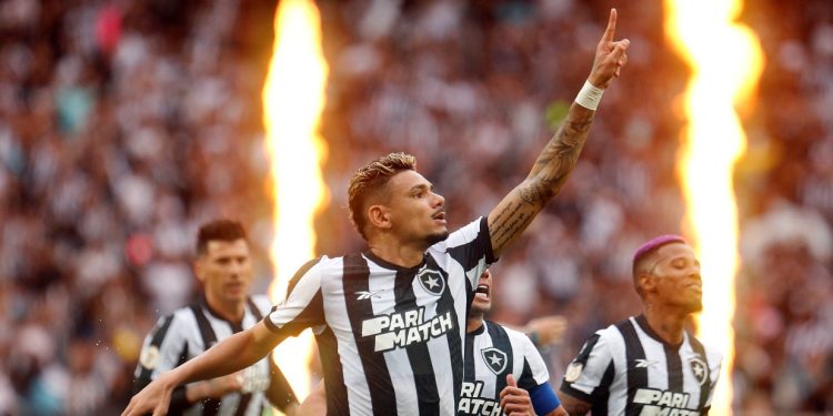 Com recorde de público na temporada, Fogão dá show e garante primeiro turno na liderança do Brasileirão