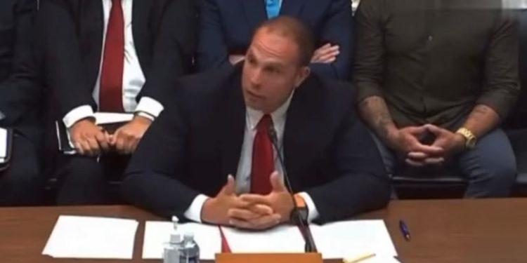 Ex-oficial da Força Aérea dos EUA alega que governo tem restos mortais “não humanos”