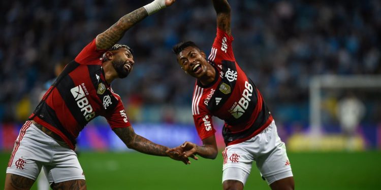 Fla bate Grêmio em Porto Alegre e fica perto da final