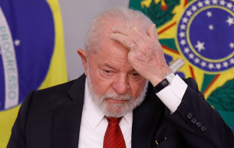 Lula passa por novo procedimento em hospital em Brasília