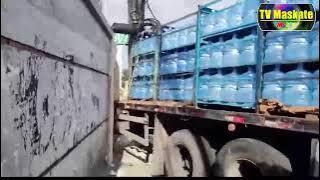 Caminhão sem freio, desce ladeira e atinge poste na Cosme Ferreira