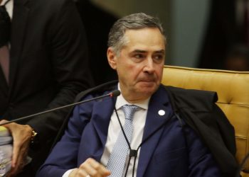 Cerca de 80 deputados e 12 senadores devem assinar pedido de impeachment contra Barroso