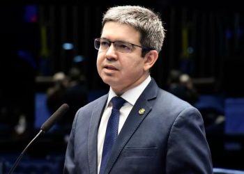 Ex de Randolfe faz acusação contra o senador no dia do casamento dele