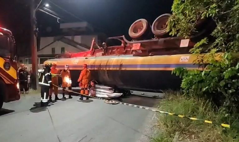 VÍDEOS: Carrega que esmagou carro na estrada do Puraquequara estava carregada de óleo