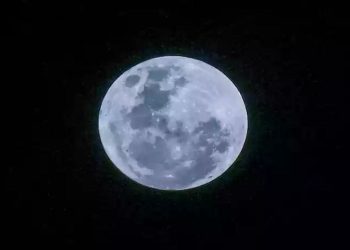 Superlua Azul brilha no céu na noite desta quarta-feira