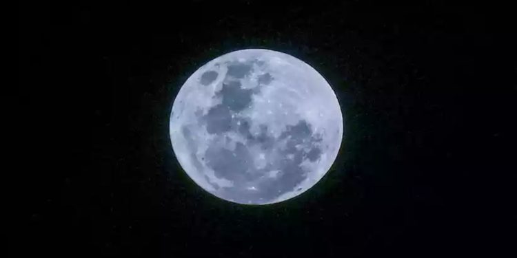 Superlua Azul brilha no céu na noite desta quarta-feira
