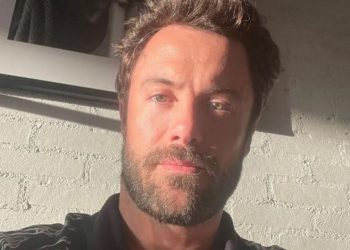 O ator Kayky Brito, de 34 anos, foi atropelado na madrugada deste sábado (2), na Avenida Lúcio Costa, altura do número 4.700. Atropelado