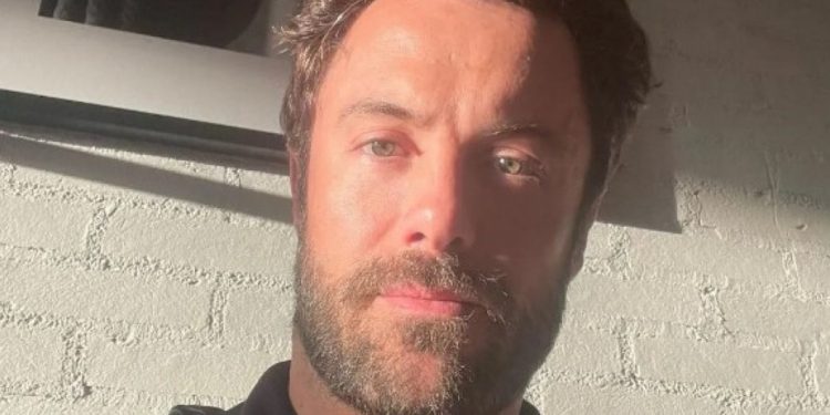 O ator Kayky Brito, de 34 anos, foi atropelado na madrugada deste sábado (2), na Avenida Lúcio Costa, altura do número 4.700. Atropelado